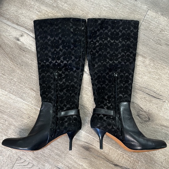 🎩 Coach pointed toe black boots size 6 embossed - Picture 3 of 11